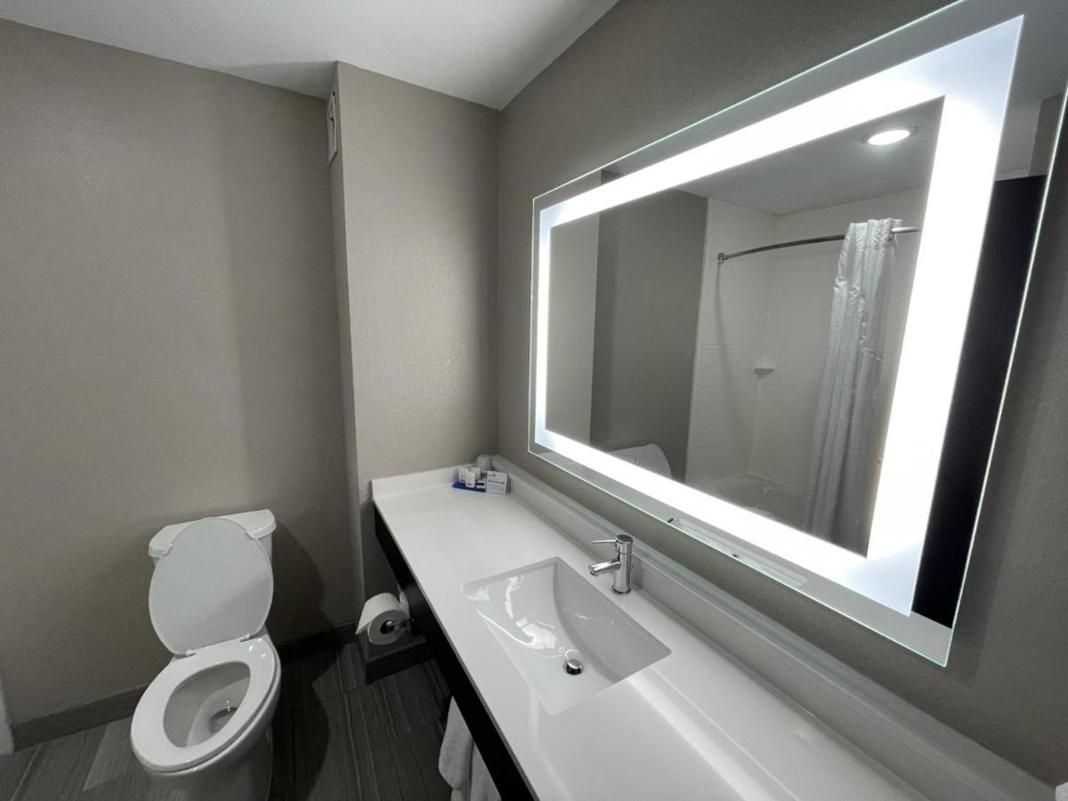 Holiday Inn Express Hotel And Suites Ada By Ihg Exteriör bild