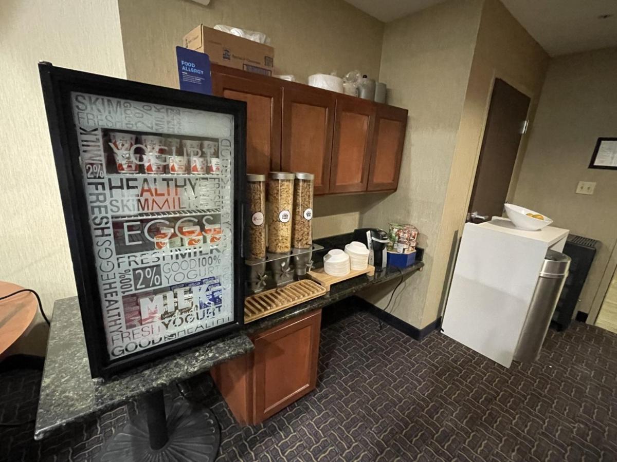 Holiday Inn Express Hotel And Suites Ada By Ihg Exteriör bild