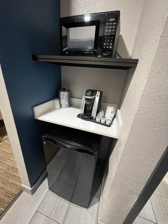 Holiday Inn Express Hotel And Suites Ada By Ihg Exteriör bild