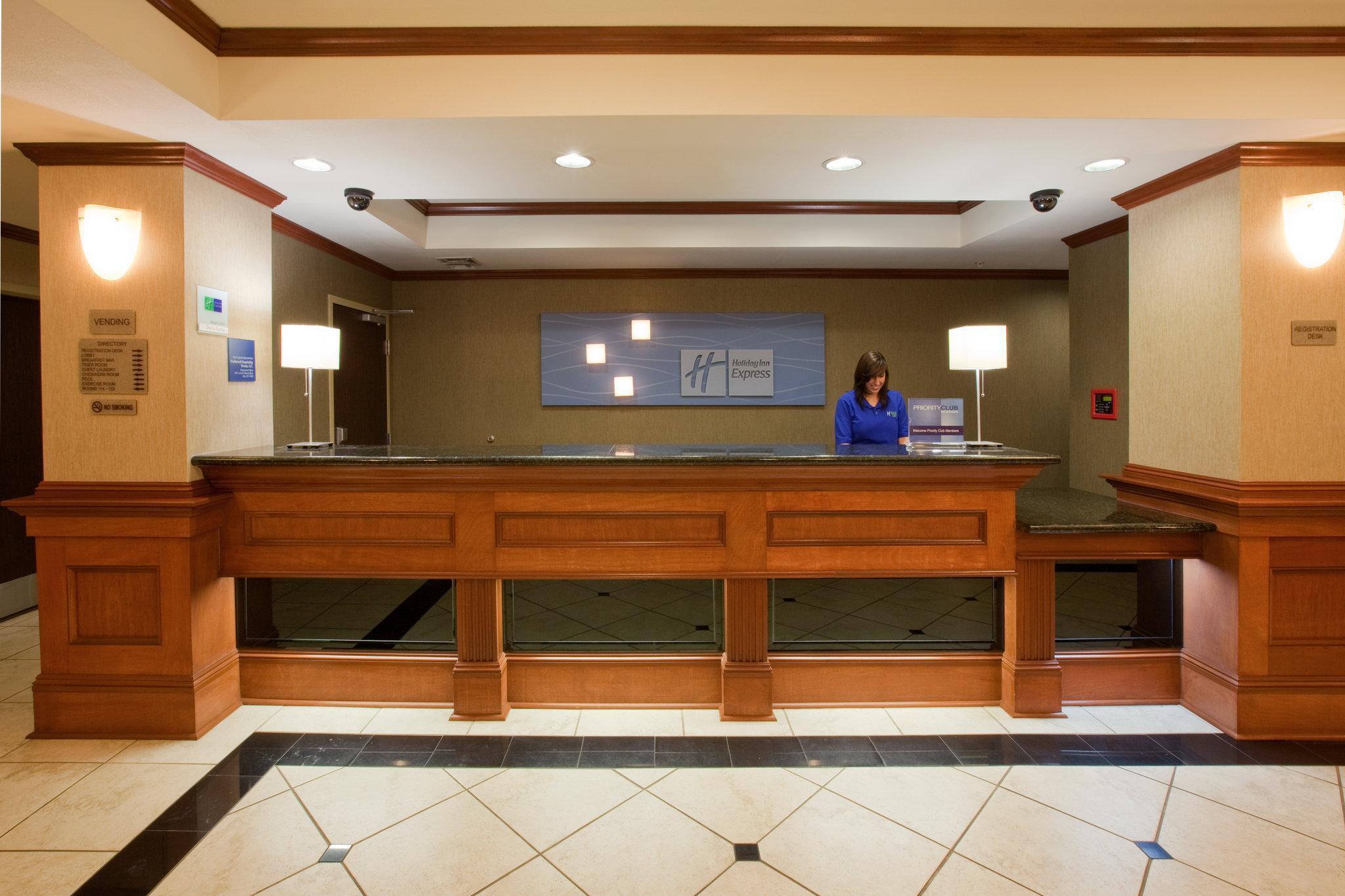Holiday Inn Express Hotel And Suites Ada By Ihg Exteriör bild