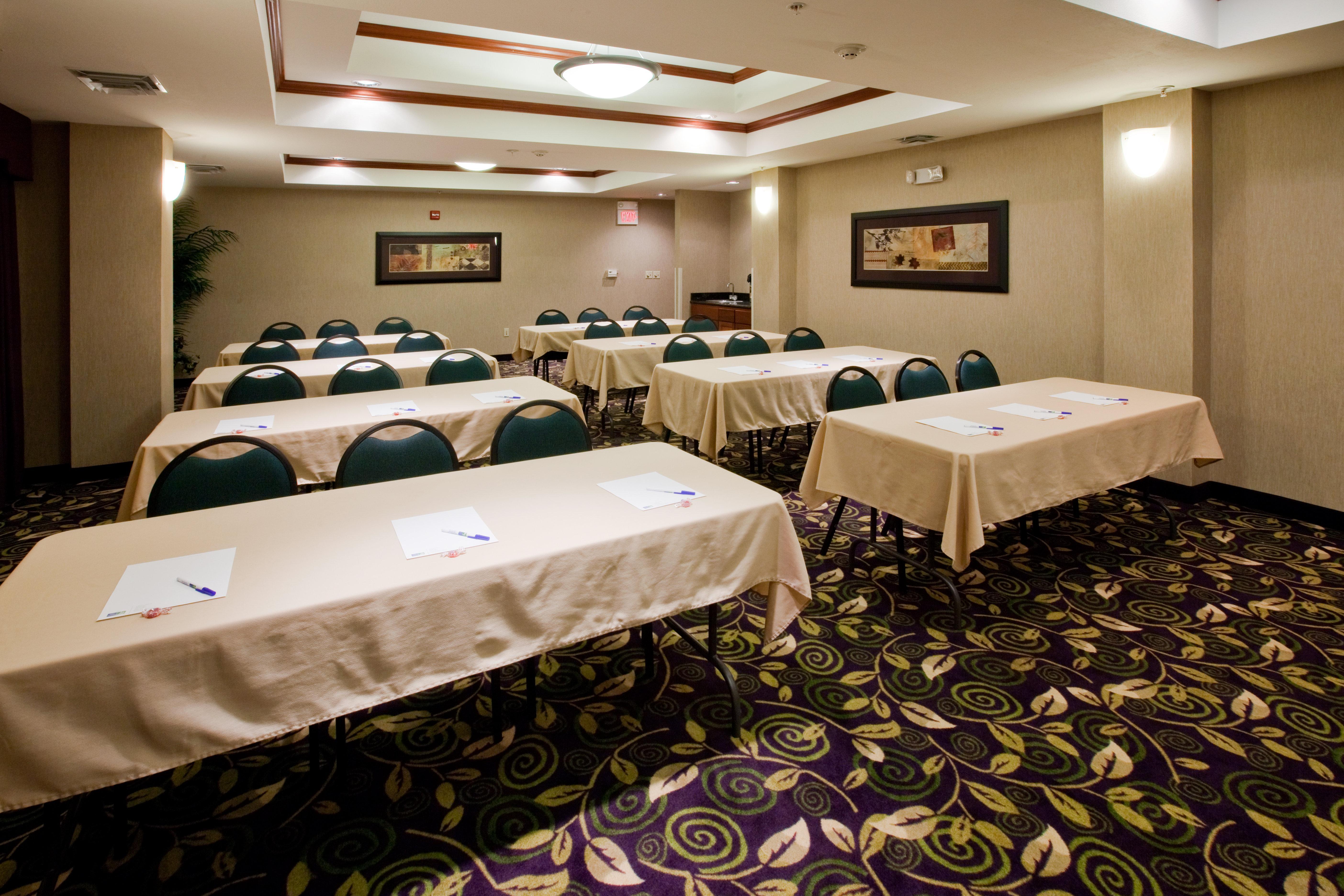 Holiday Inn Express Hotel And Suites Ada By Ihg Exteriör bild