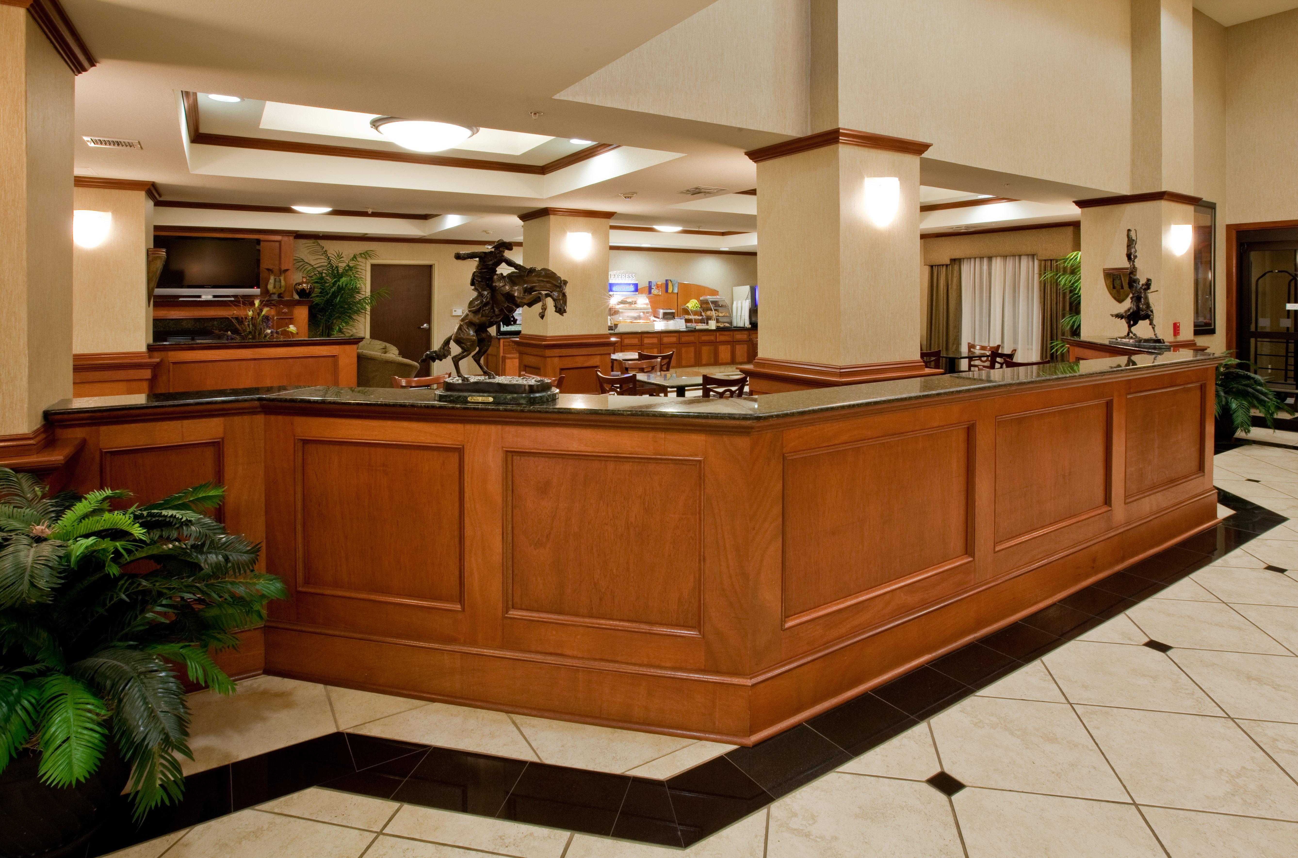 Holiday Inn Express Hotel And Suites Ada By Ihg Exteriör bild