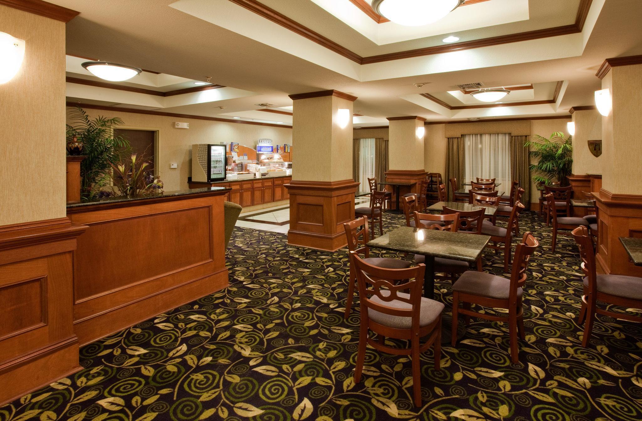 Holiday Inn Express Hotel And Suites Ada By Ihg Exteriör bild